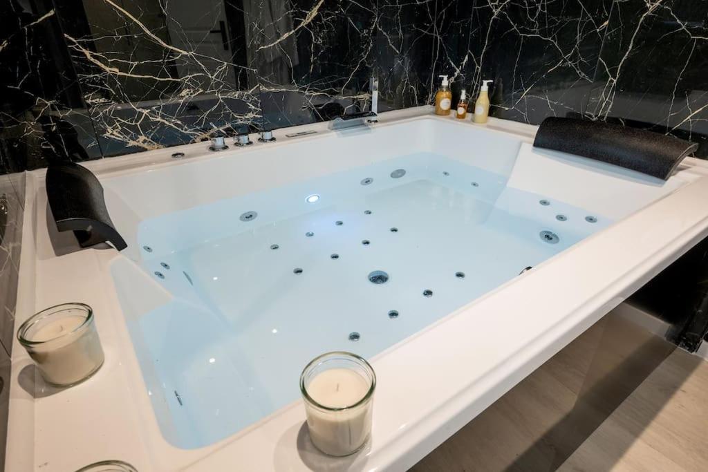 * Love Room Jacuzzi * Aubie-et-Espessas Exterior foto